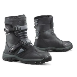 FORMA ADVENTURE LOW BLACK BOOTS
