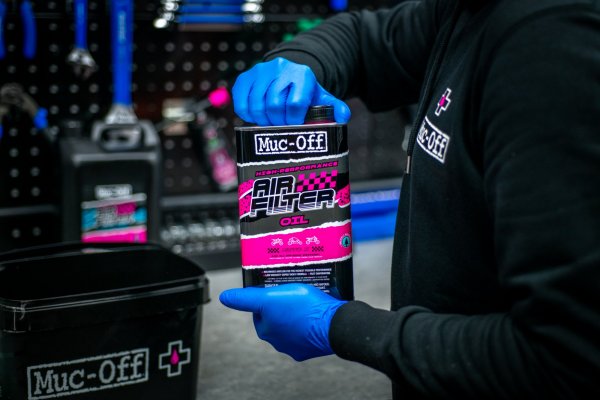 MUC-OFF MOTORCYCLE AIR FILTER OIL 1L - Image 2
