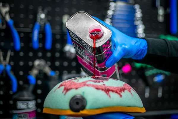 MUC-OFF MOTORCYCLE AIR FILTER OIL 1L - Image 4