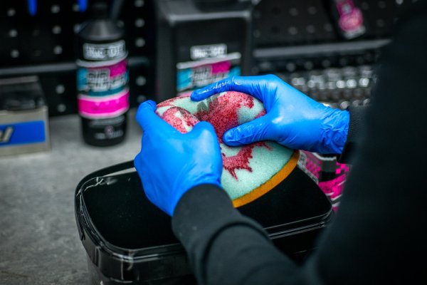 MUC-OFF MOTORCYCLE AIR FILTER OIL 1L - Image 5