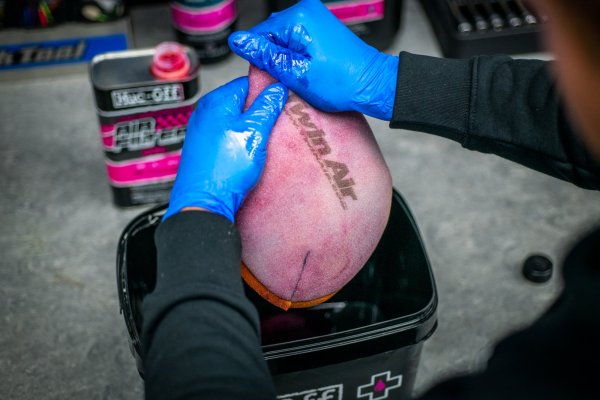 MUC-OFF MOTORCYCLE AIR FILTER OIL 1L - Image 6