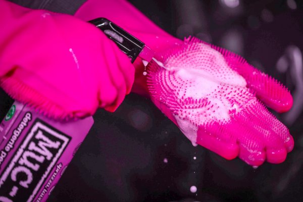 MUC-OFF MOTORCYCLE DEEP SCRUBBER GLOVE - Image 3